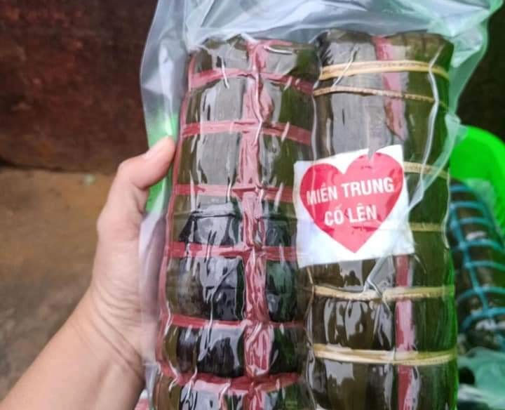 Không có chuyện bà con vùng lũ vứt bỏ bánh chưng cứu trợ!