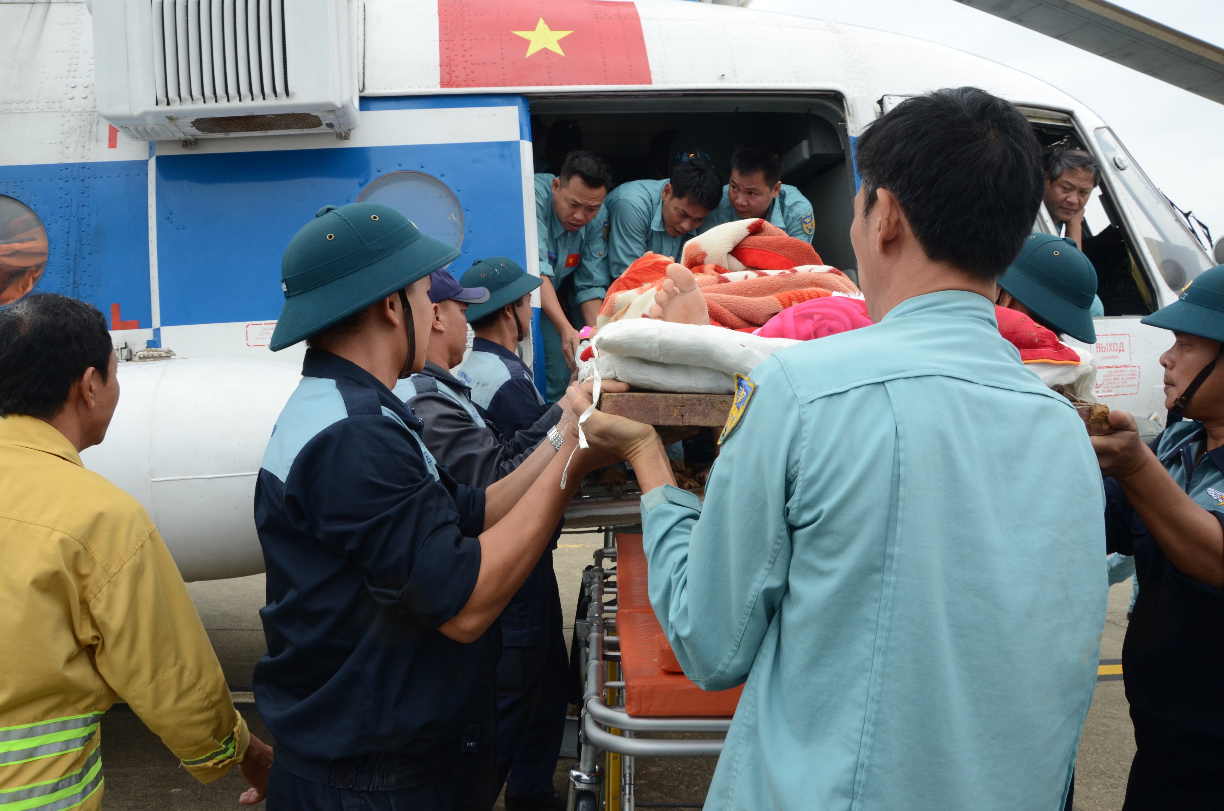 Bay vào vùng tâm lũ     