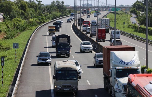 Cháy xe container, cao tốc Thành phố Hồ Chí Minh - Trung Lương tắc nghẽn

