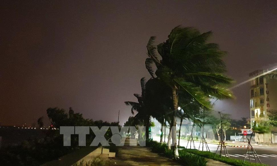 Cập nhật liên tục: Bão số 9 ở ngay trên vùng biển ngoài khơi từ Đà Nẵng đến Phú Yên với gió mạnh cấp 13, giật cấp 16