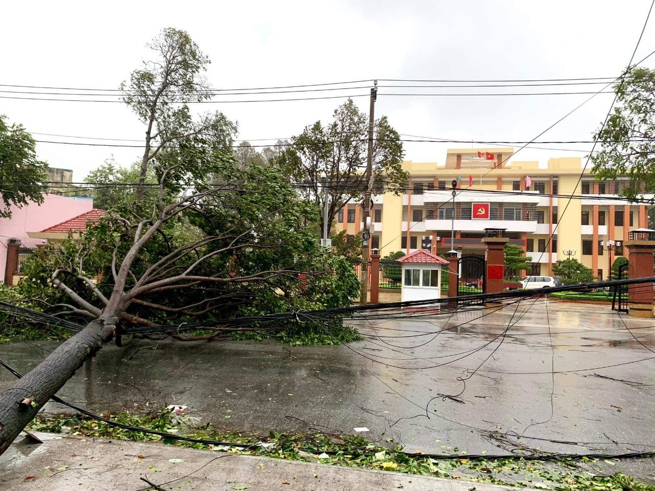TRỰC TIẾP BÃO SỐ 9: Bão số 9 gây nhiều thiệt hại cho các tỉnh miền Trung