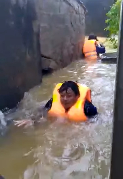 Người nhận 500 cuộc gọi trong đêm mưa lũ