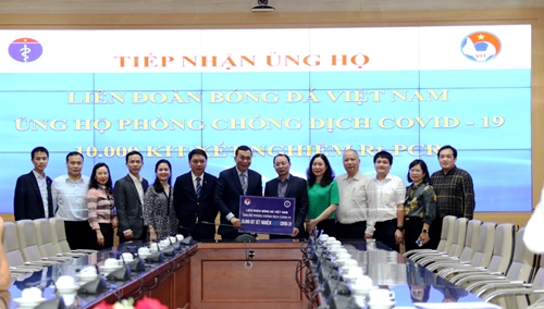 Liên đoàn Bóng đá Việt Nam tặng Bộ Y tế 10.000 bộ kit phòng chống dịch Covid-19