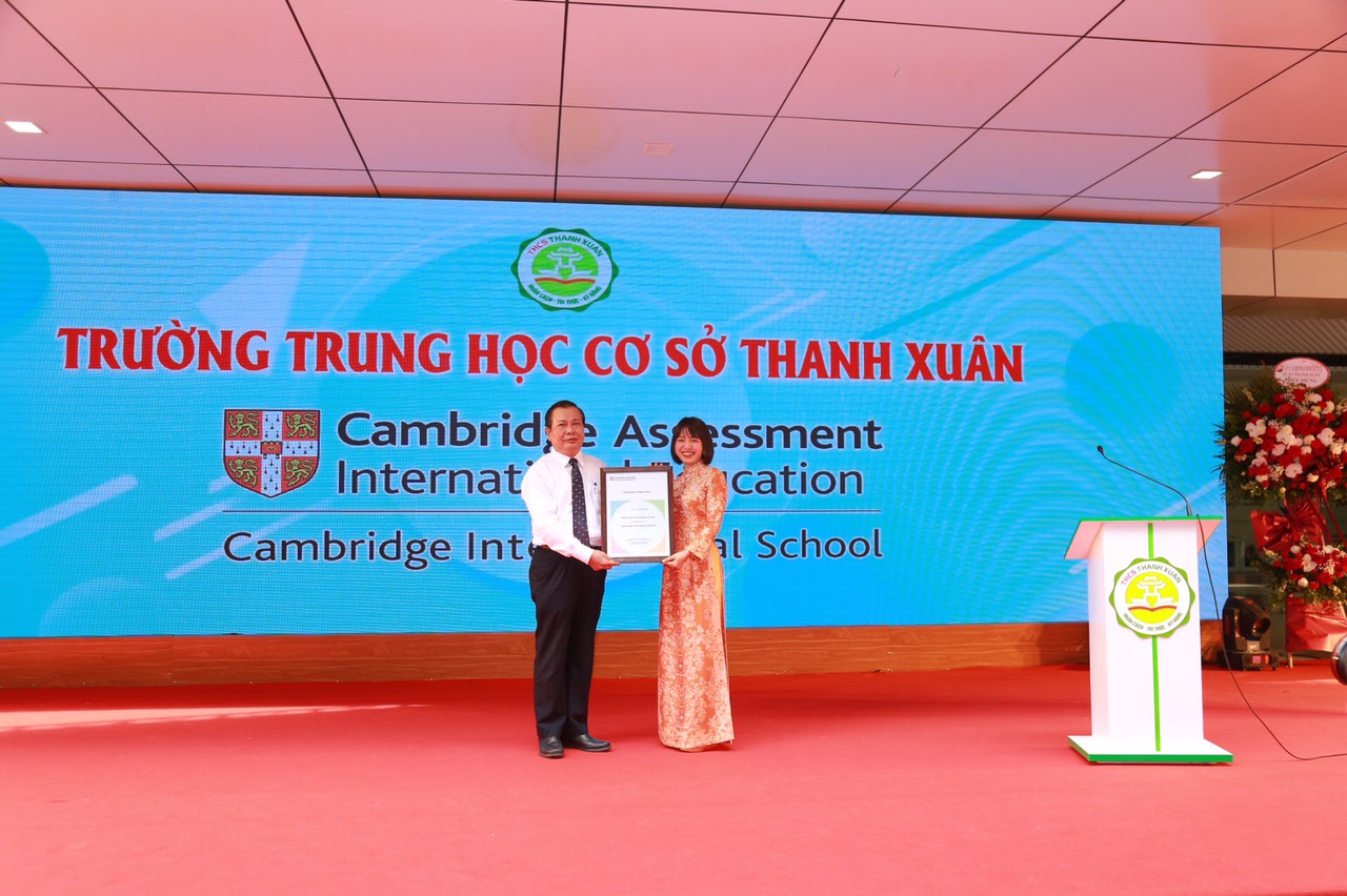 Trường THCS công lập đầu tiên của Hà Nội trở thành trường thành viên Cambridge