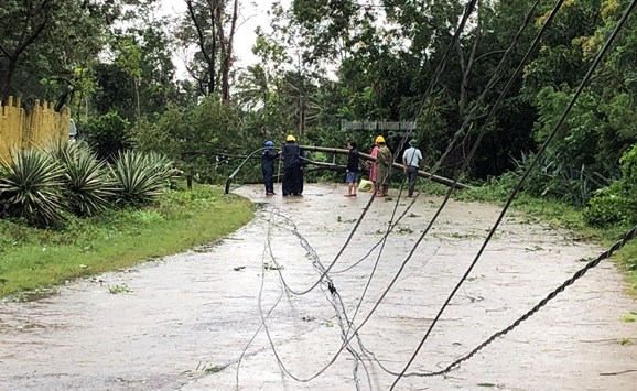 Các lực lượng chức năng đang khẩn trương khắc phục tại thôn Long Thủy, xã An Phú, huyện Tuy An, tỉnh Phú Yên.