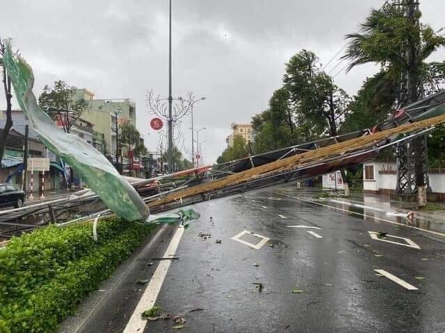 Một biển lớn đổ ngang đường tại thành phố Quảng Ngãi.