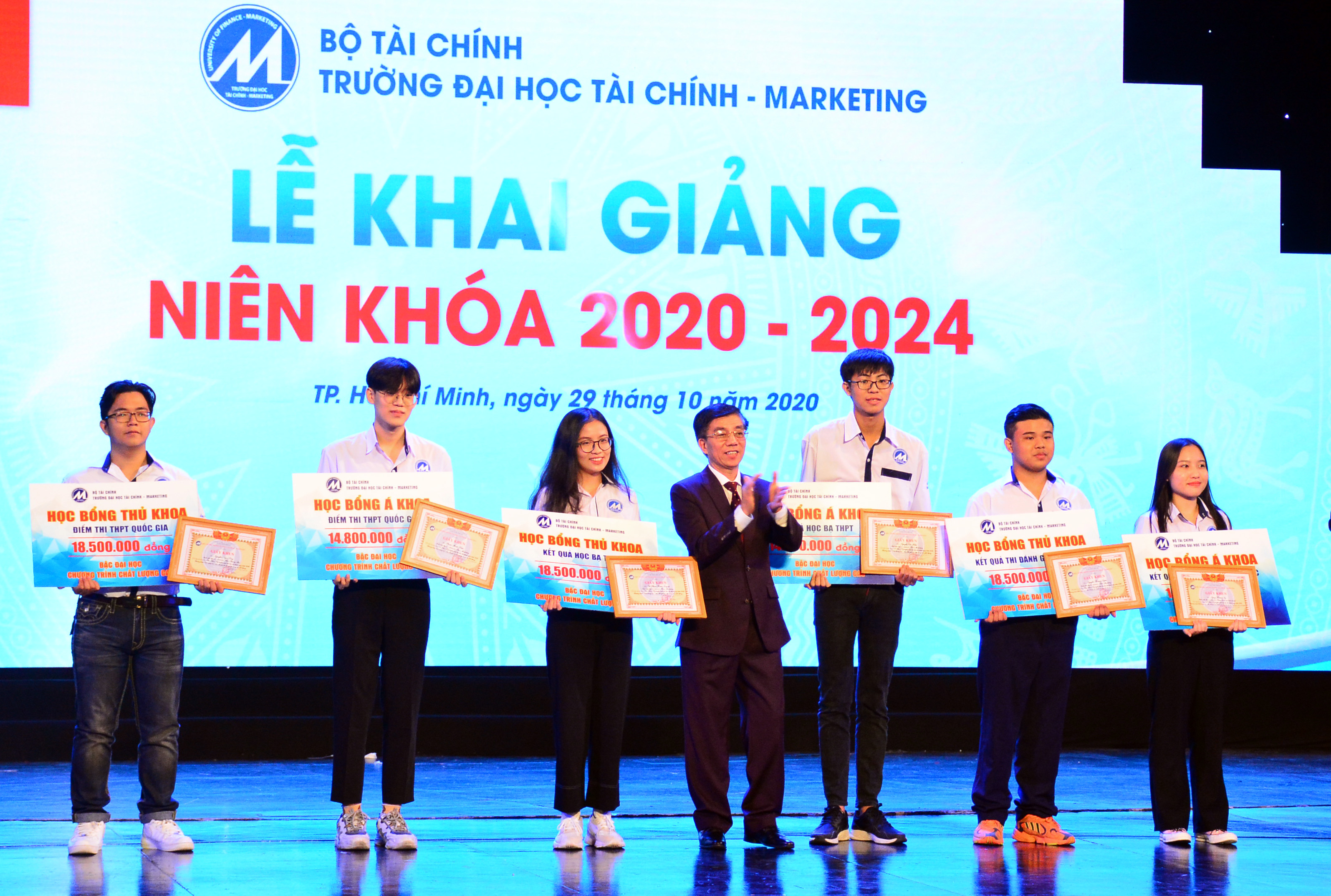 Hơn 4 tỷ đồng chăm lo học bổng cho sinh viên