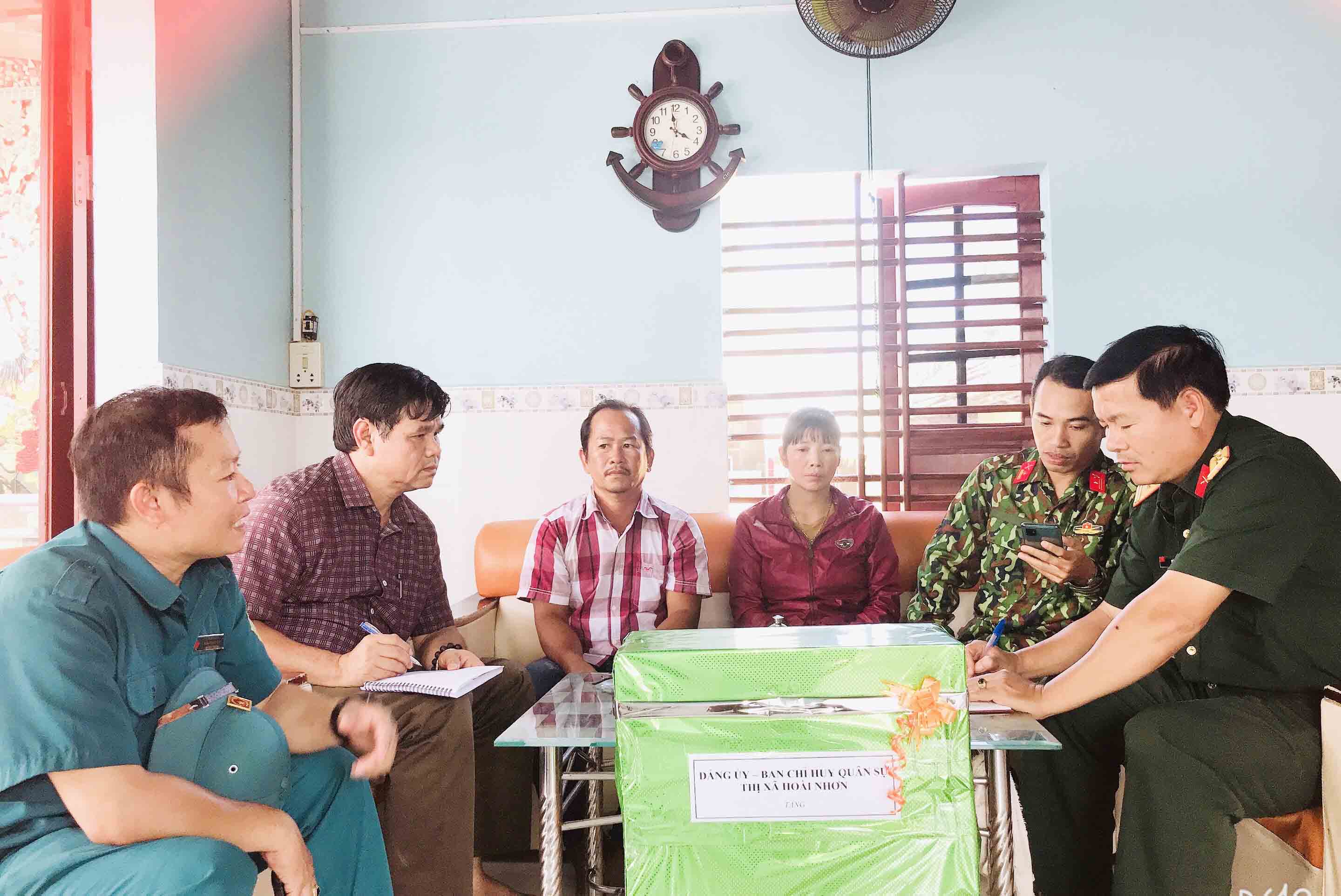 Lực lượng vũ trang tỉnh Bình Định kiên quyết không để cho dân đói, rét sau bão