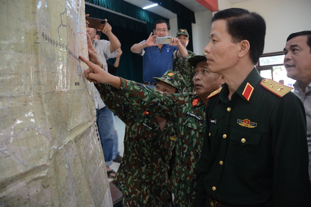 Trung tướng Nguyễn Trọng Bình, Phó tổng Tham mưu trưởng QĐND cùng Trung tướng Nguyễn Long Cáng, Tư lệnh Quân khu 5 và lãnh đạo tỉnh Quảng Nam chủ trì cuộc họp.