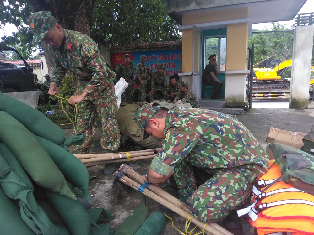 Quân khu 5 huy động gần 200 cán bộ, chiến sĩ cùng nhiều phương tiện, thiết bị chuyên dụng, hiện đại tham gia công tác cứu hộ.