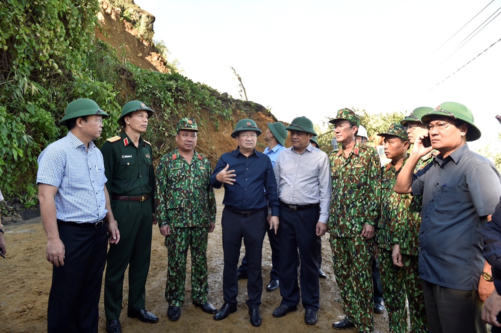 Phó thủ tướng Trịnh Định Dũng và đoàn công tác đang có mặt tại xã Trà Tăng, huyện Bắc Trà My, tỉnh Quảng Nam điểm sạt lở chia cắt đường lên huyện Nam Trà My, nơi xảy ra vụ sạt lở gây hậu quả nghiêm trọng.