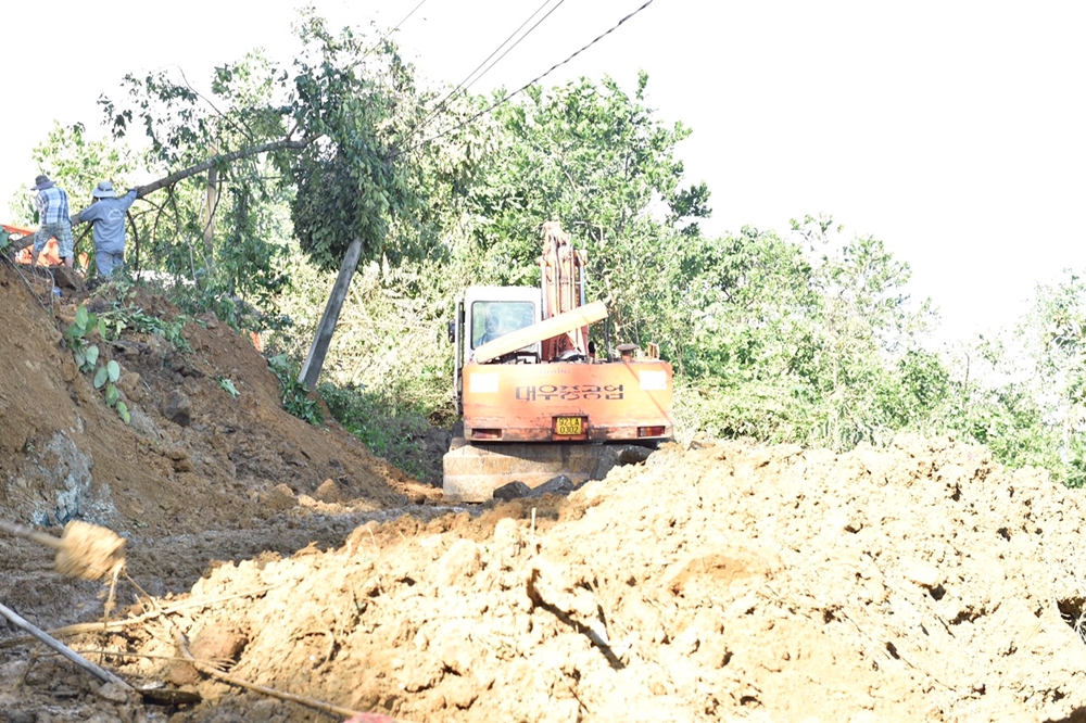 Lực lượng Công binh khẩn cấp tiến hành mở đường