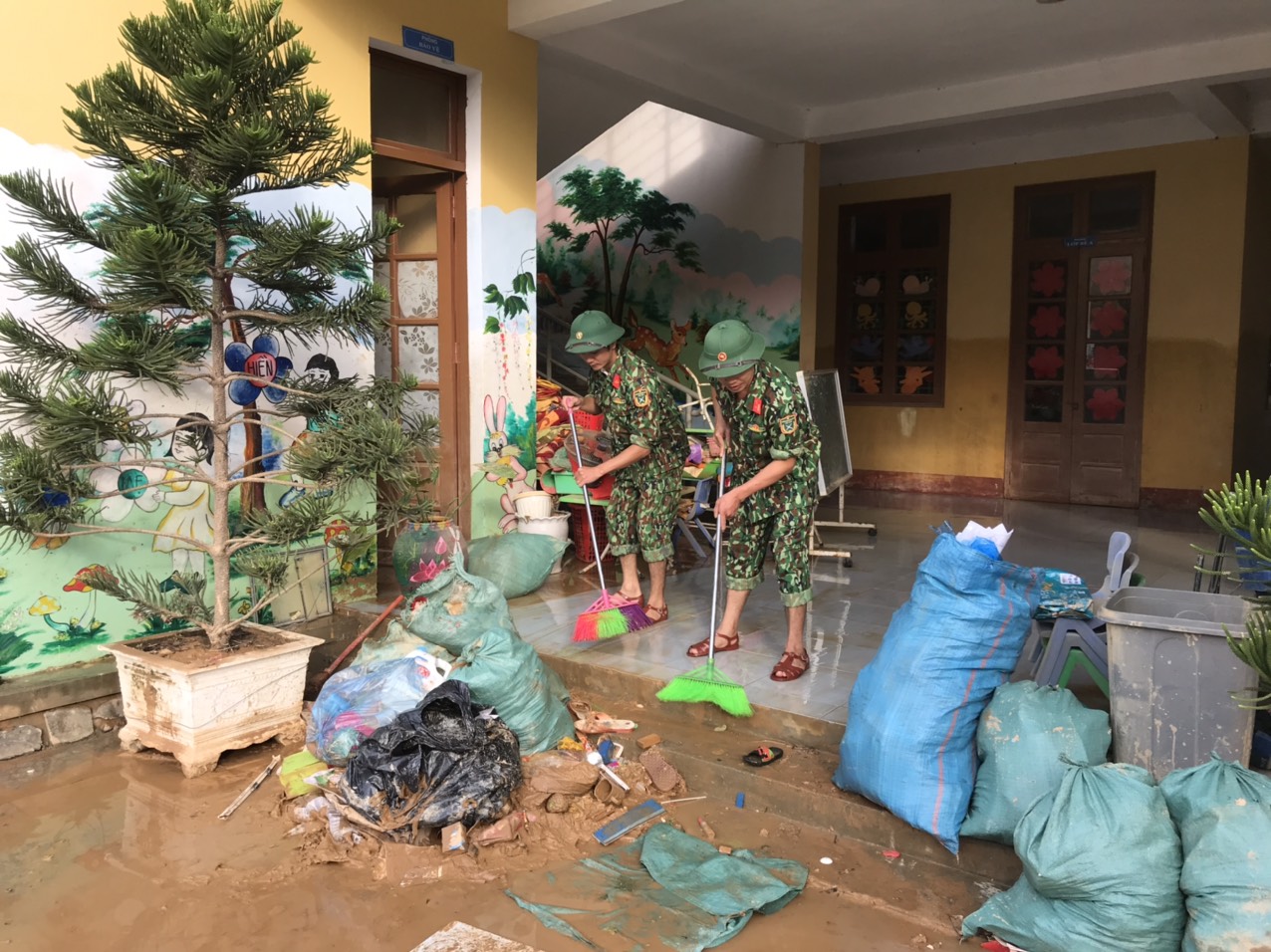 Cùng nỗ lực giúp học sinh vùng lũ