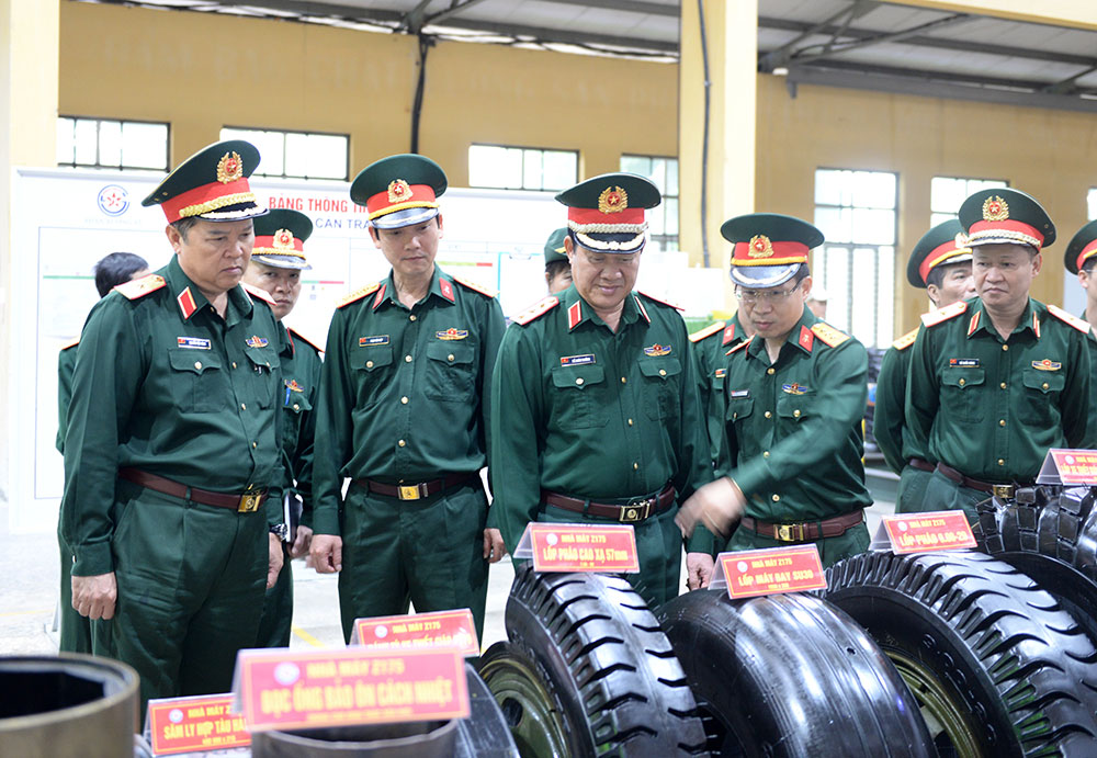 Đoàn công tác Bộ Quốc phòng kiểm tra và làm việc tại Nhà máy Z175