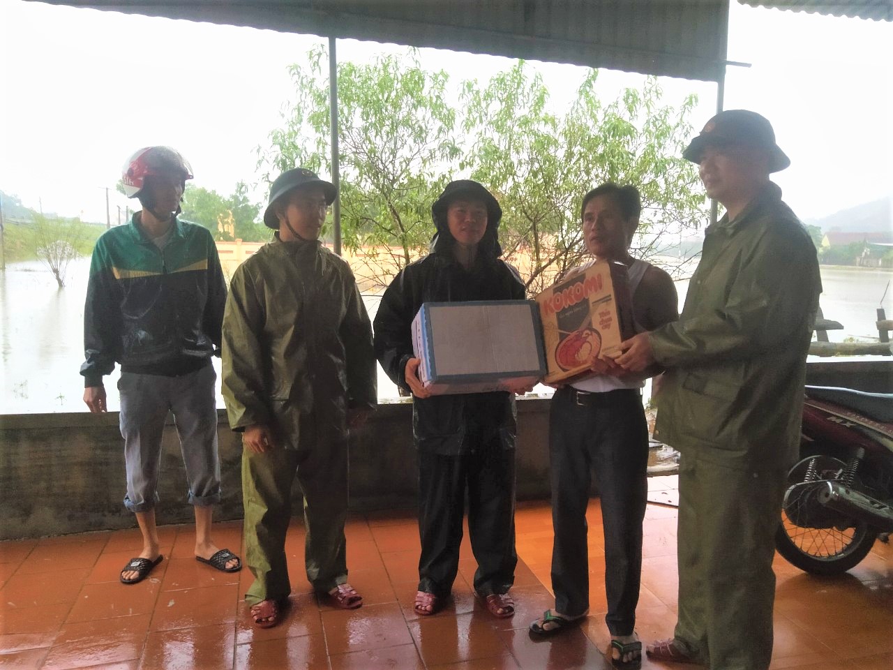 Bộ CHQS tỉnh Nghệ An tiếp tế lương thực ứng cứu huyện Hưng Nguyên bị ngập lụt