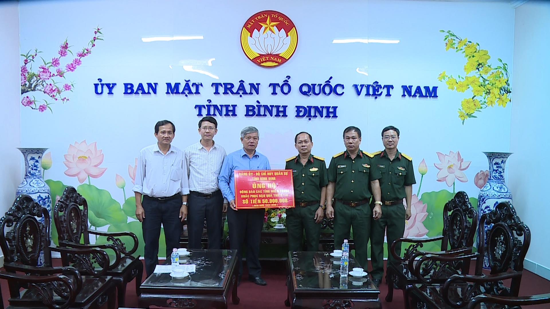 Lực lượng vũ trang tỉnh Bình Định hỗ trợ người dân bị thiệt hại do mưa bão