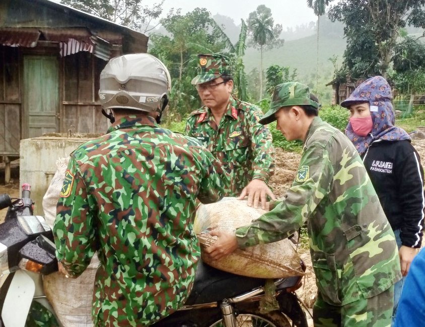 Kịp thời di dời các hộ dân ra khỏi vùng sạt lở núi