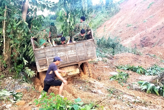 Lực lượng cứu hộ chưa thể tiếp cận được khu vực sạt lở tại xã Phước Lộc, huyện Phước Sơn (Quảng Nam)