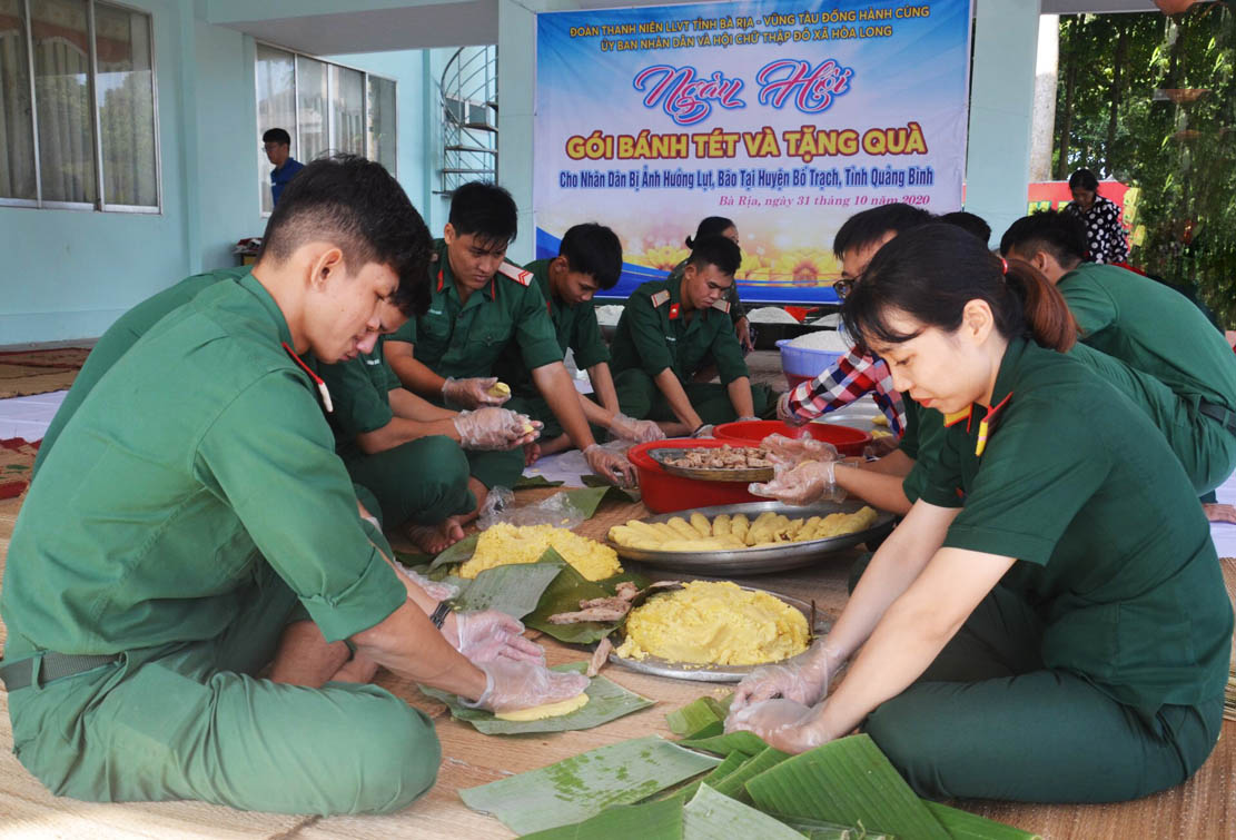Bộ CHQS tỉnh Bà Rịa-Vũng Tàu gói bánh, tặng quà đồng bào miền Trung 