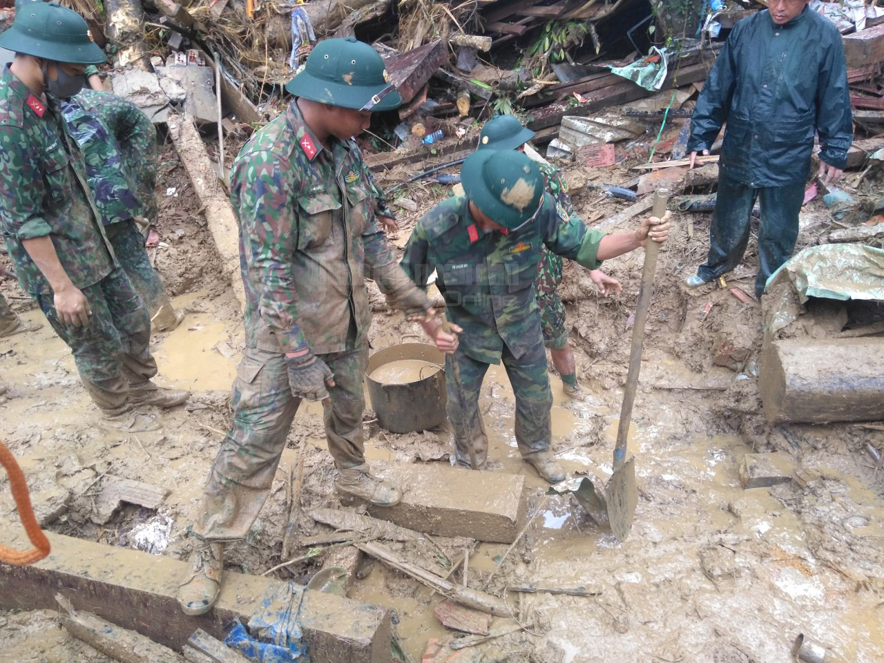 Tặng quà đồng bào bị thiệt hại tại Trà Leng