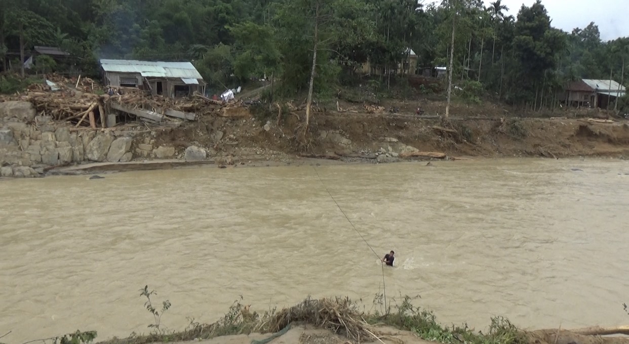 Đã tiếp cận ngôi làng có gần 80 hộ dân bị cô lập tại xã Trà Bui, huyện Bắc Trà My