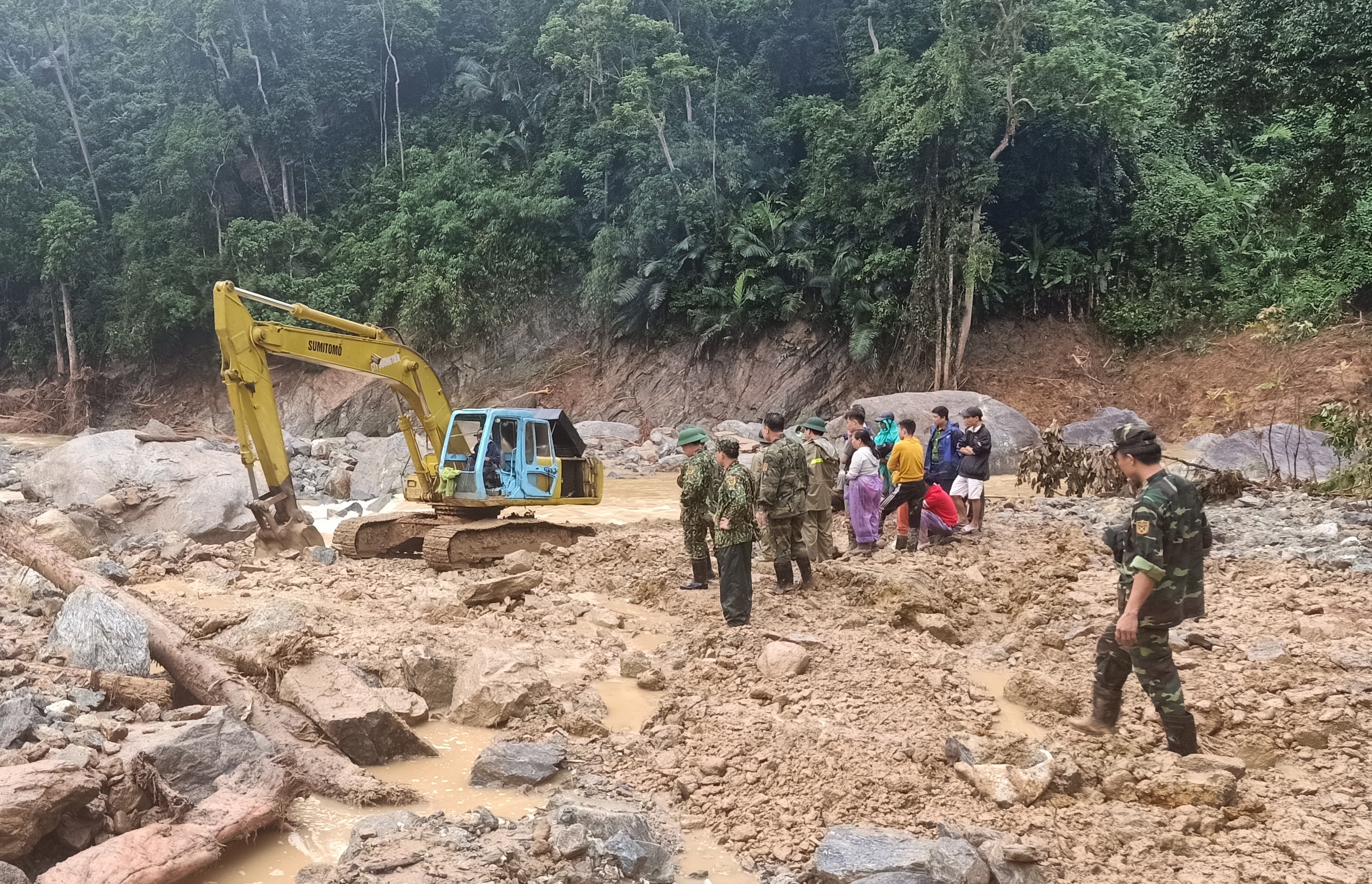 Tận tình, tận nghĩa với dân