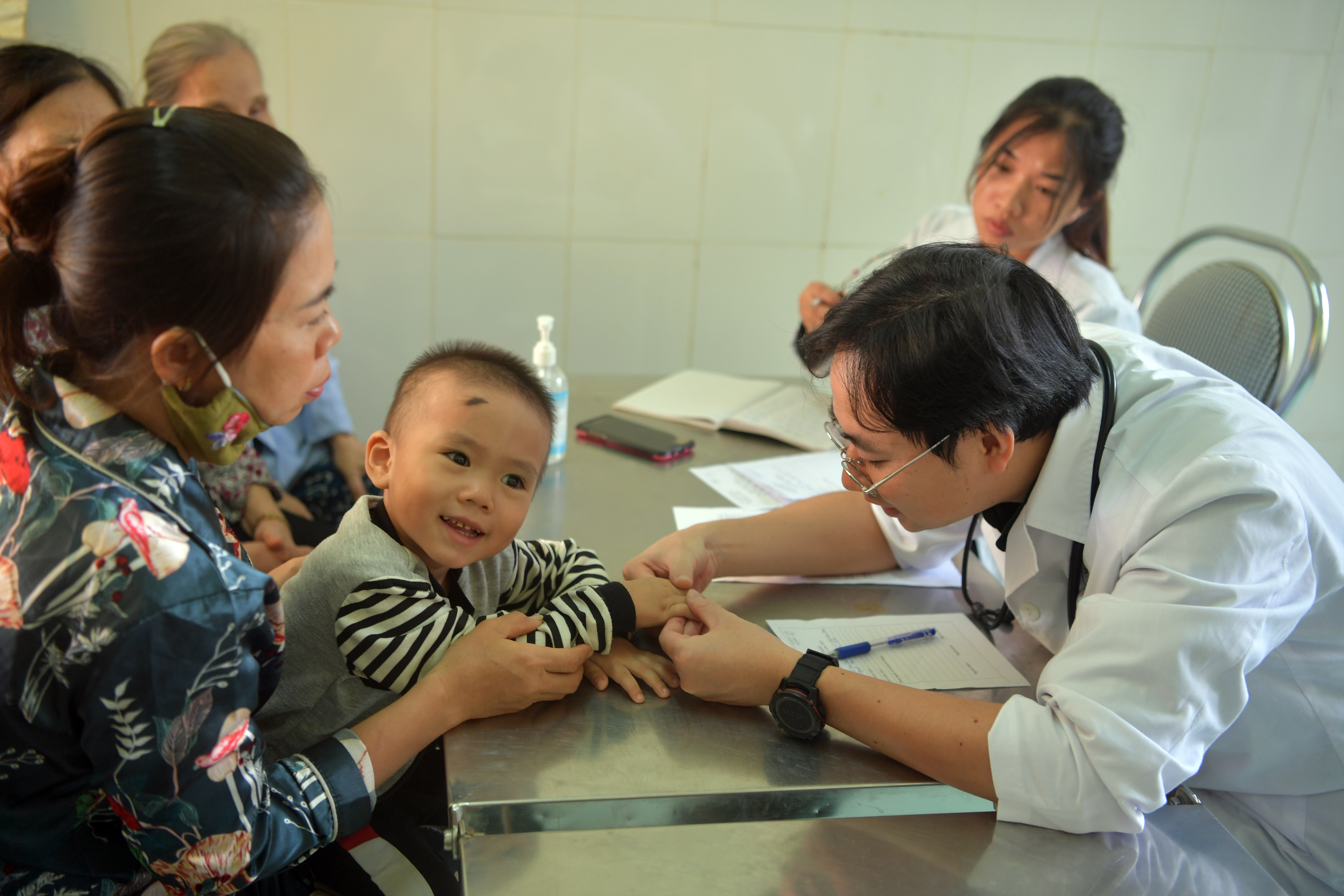 Bác sĩ quân y với nhân dân vùng lũ