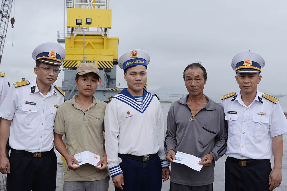 Cùng đồng đội hạnh phúc đón ba trở về!