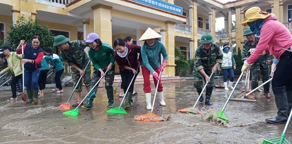 Lực lượng vũ trang tỉnh Hà Tĩnh giúp dân khắc phục lũ lụt