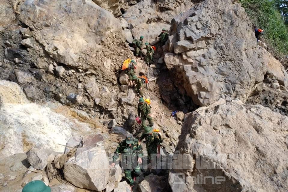 Các cán bộ, chiến sĩ băng rừng, vượt núi tiếp cận hiện trường.