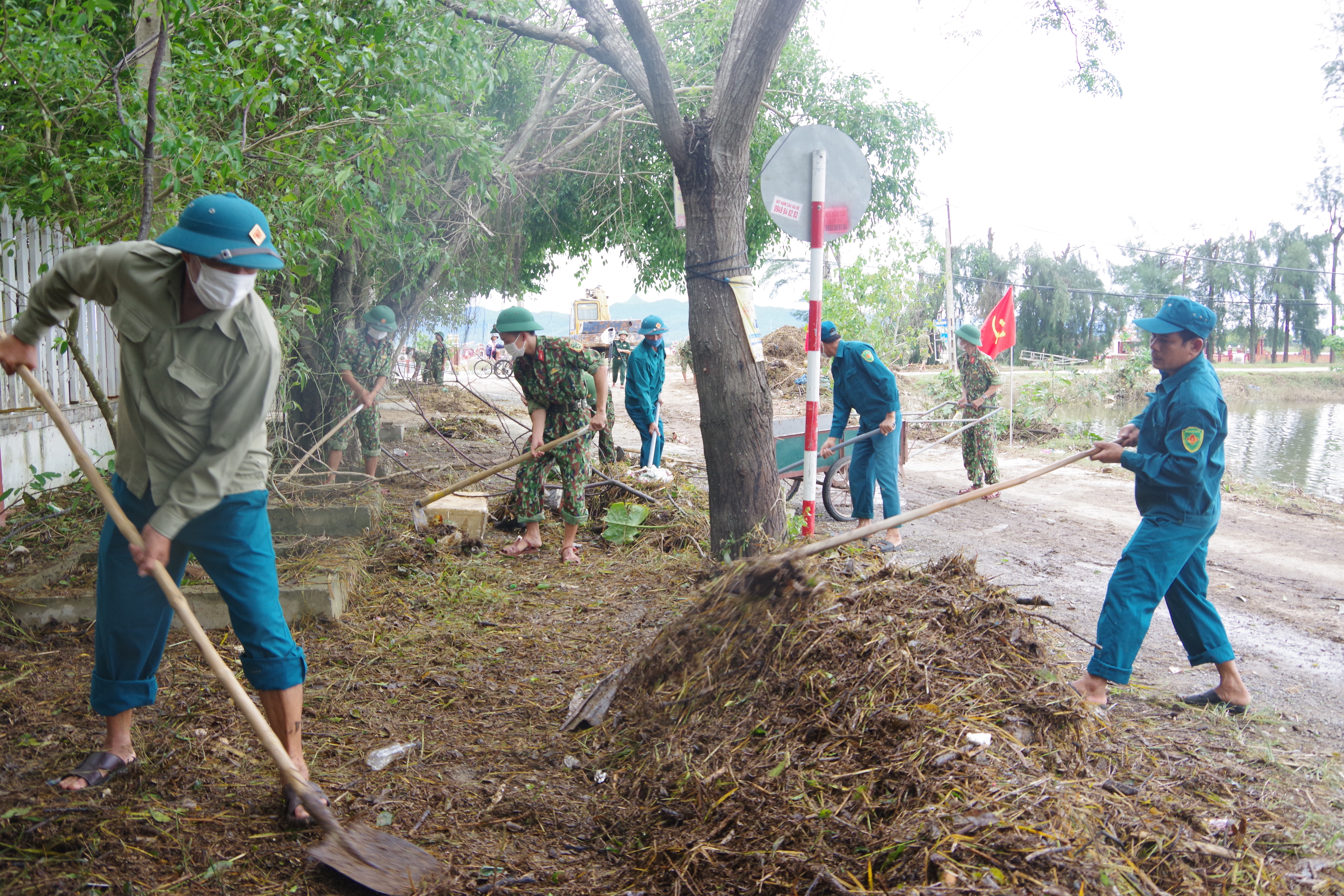 Dân quân tự vệ Quảng Bình trong bão lũ