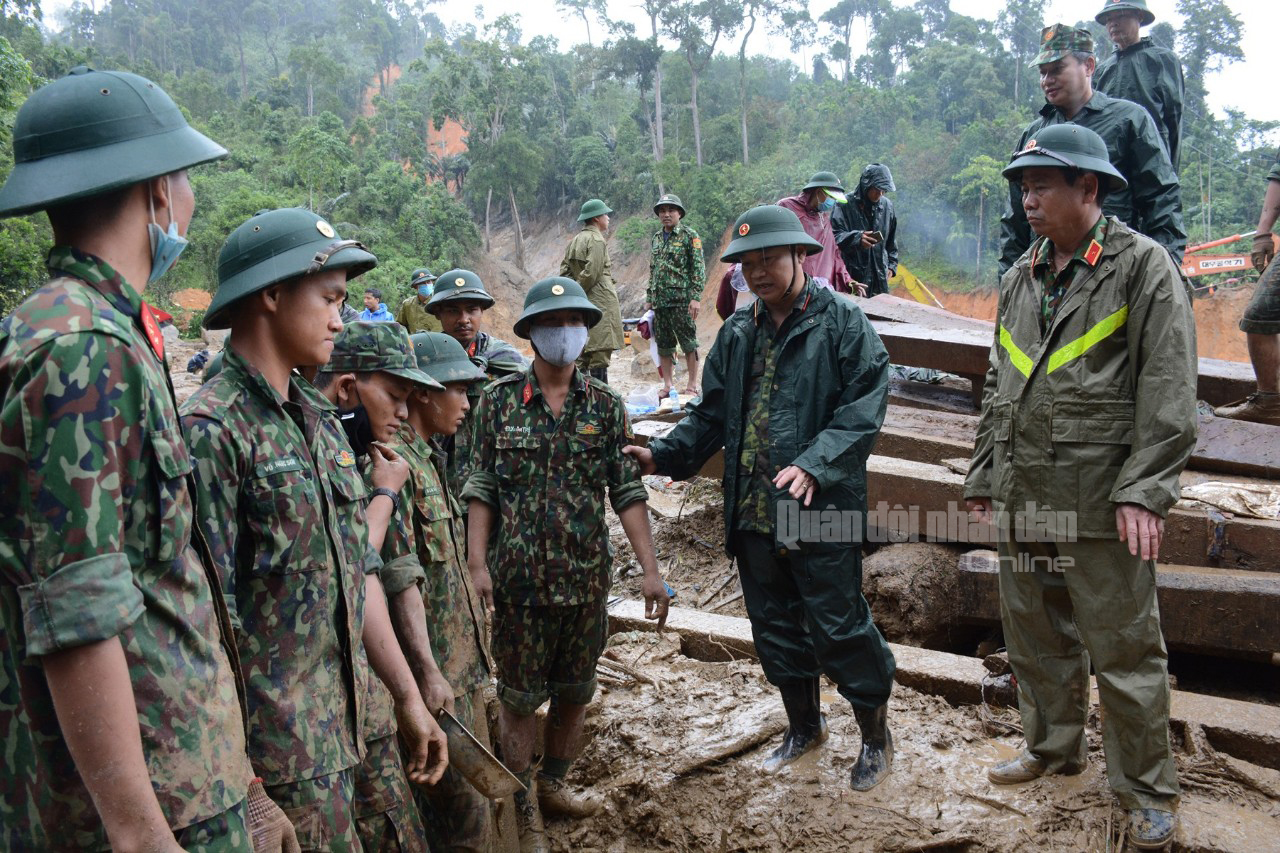 Quân khu 5 kiểm tra công tác tìm kiếm cứu nạn tại huyện Phước Sơn
