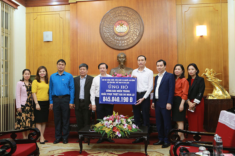 Bộ Văn hóa, Thể thao và Du lịch ủng hộ đồng bào các tỉnh miền Trung khắc phục thiệt hại bão lũ