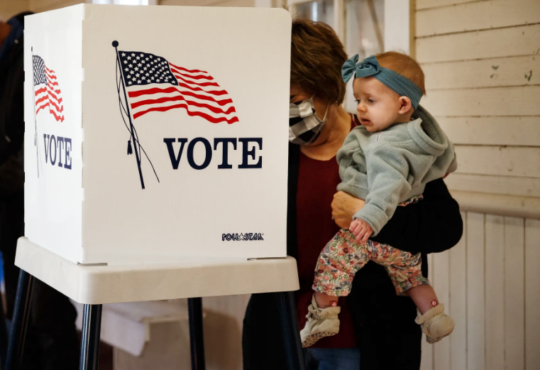 Bầu cử Tổng thống Mỹ: Hình ảnh người Mỹ bắt đầu đi bỏ phiếu bầu tổng thống 

