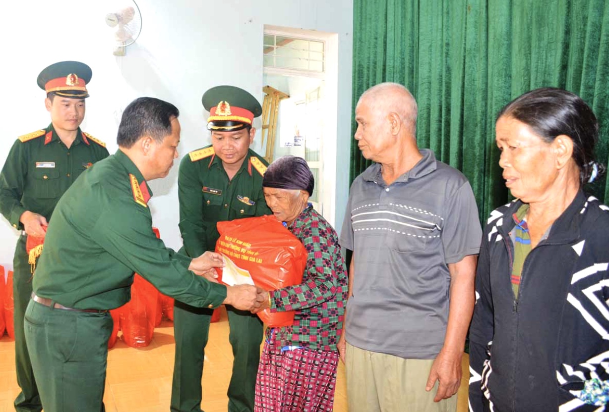 Bộ chỉ huy quân sự tỉnh Gia Lai trao quà, bàn giao nhà tình nghĩa tặng gia đình có công với cách mạng