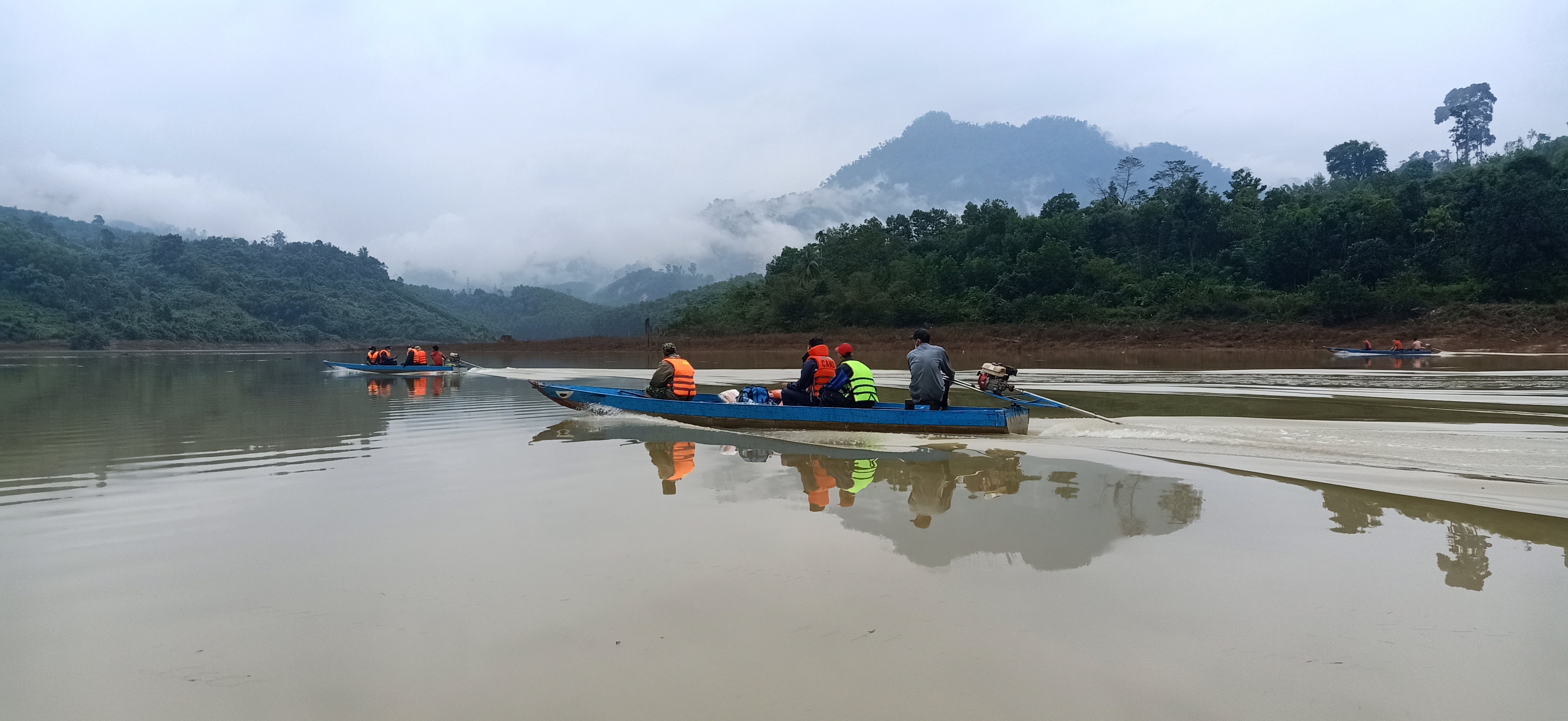 Vượt thác, vượt ghềnh tham gia cứu hộ