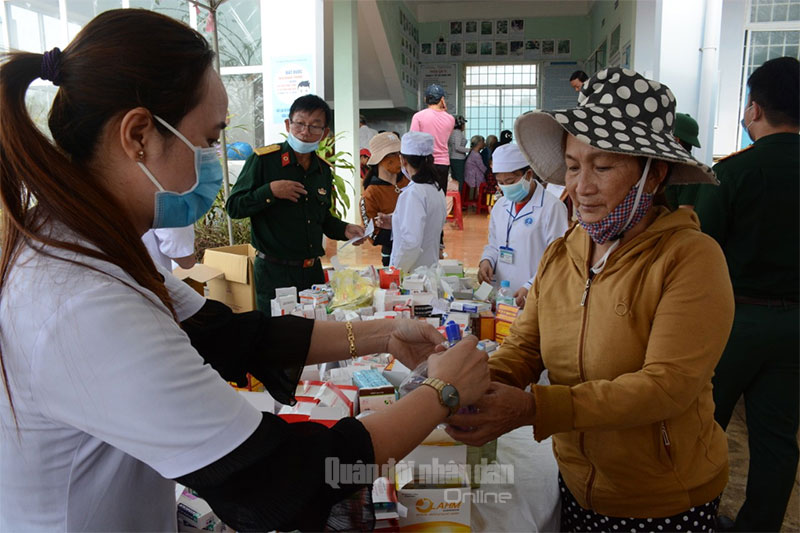 Cấp thuốc, hướng dẫn cách sử dụng cho người dân.