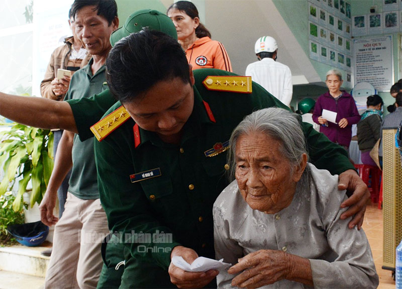 Bác sĩ quân y chăm sóc sức khỏe người dân Quảng Ngãi sau lũ
