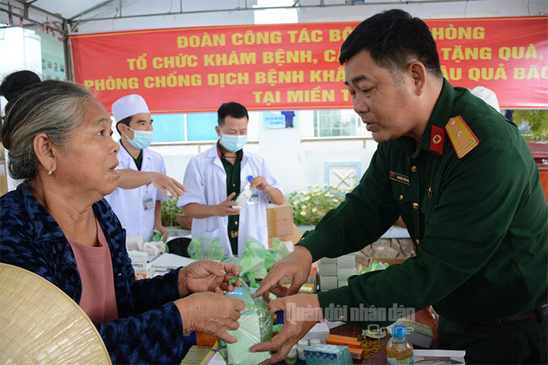 Bà Nguyễn Thị Vốn, thôn Vạn Tường, xã Bình Hải, huyện Bình Sơn, tỉnh Quảng Ngãi sau khi khám bệnh, được bác sĩ hướng dẫn trao thuốc tận tay.