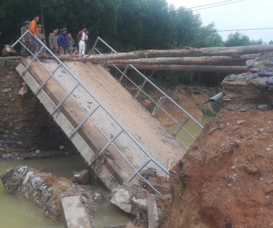 Chiếc cầu bị sập gây khó khăn trong việc đi lại của nhân dân.