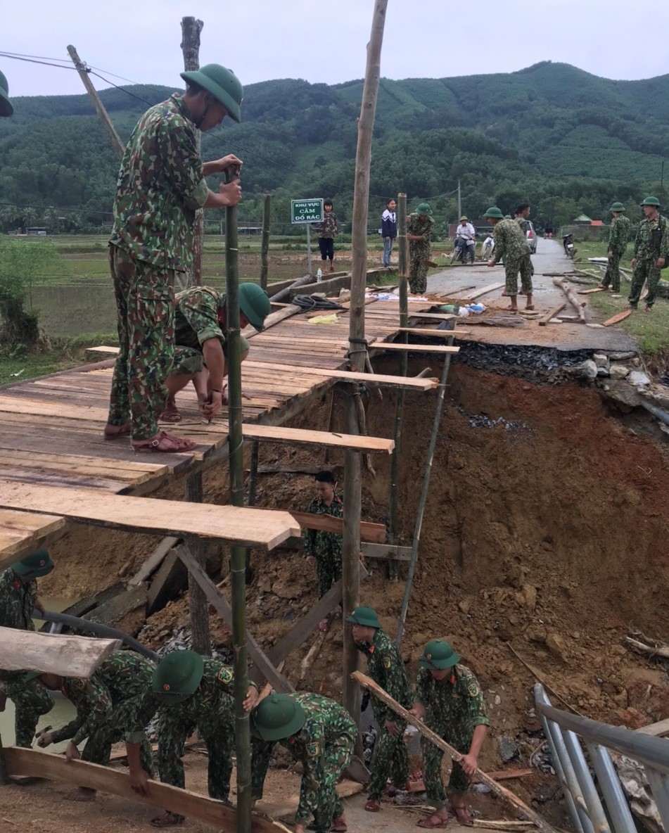 Chiếc cầu tạm bằng gỗ cơ bản đã được hoàn thành, bảo đảm cho người dân đi lại.