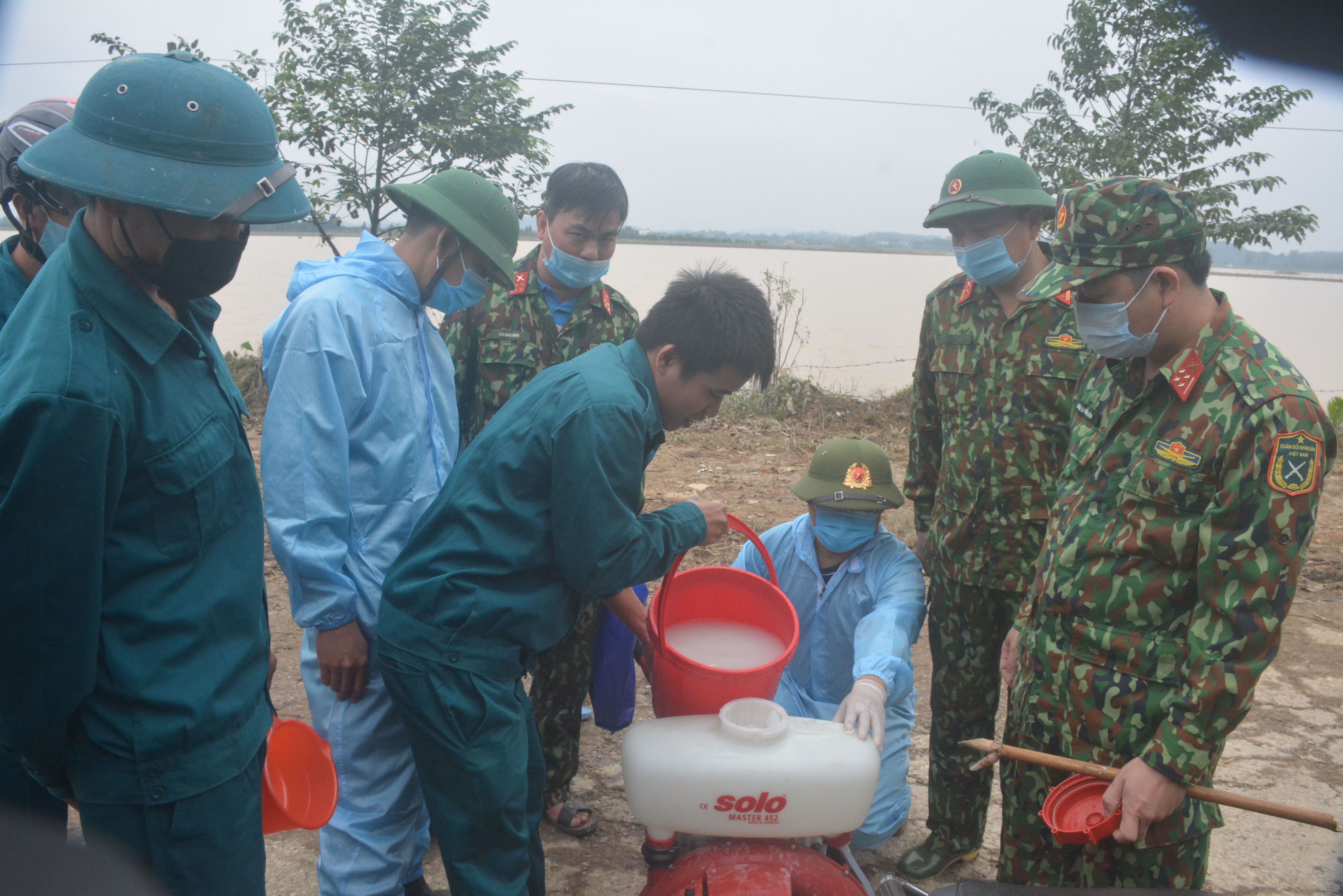 Bộ chỉ huy quân sự tỉnh Nghệ An giúp dân ổn định cuộc sống sau mưa bão