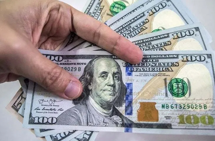 Goldman Sachs: Đồng USD vẫn sẽ mất giá dù ai thắng cử

