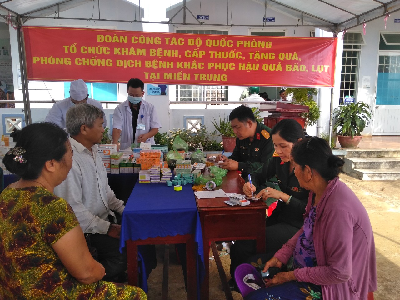 Chiến sĩ quân y về với bà con vùng bão, lũ