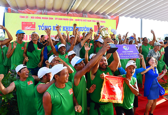 Đội ghe chùa Tum Núp mừng chiến thắng. Các đội ghe chủ yếu đến từ các ngôi chùa trên địa bàn, một số chùa có tới 2 đội tham gia thi đấu.