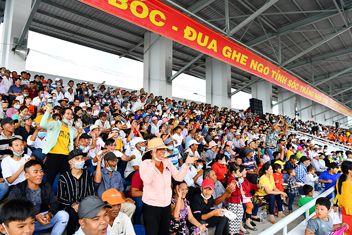 Khán giả cổ vũ hết mình cho tất cả các đội, các tay chèo.