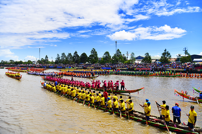 Sau lễ khai mạc các đội ghe di chuyển về điểm xuất phát, chuẩn bị bước vào thi đấu.