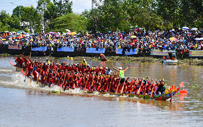 Các đội ghe tham gia đua cự ly 1.200m đối với nam và 1.000m đối với nữ.