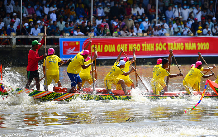 Những cánh tay rắn chắc, khỏe mạnh đang dồn sức nước rút những mét cuối cùng.