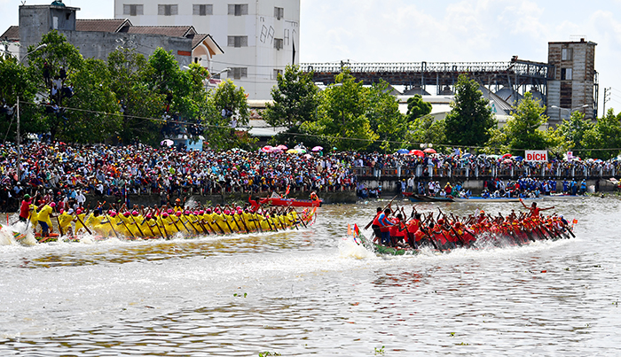 Đua ghe ngo quyết liệt ngay từ khi xuất phát, khi còn cách vạch đích 100m cũng là thời điểm các tay chèo dồn sức nước rút.